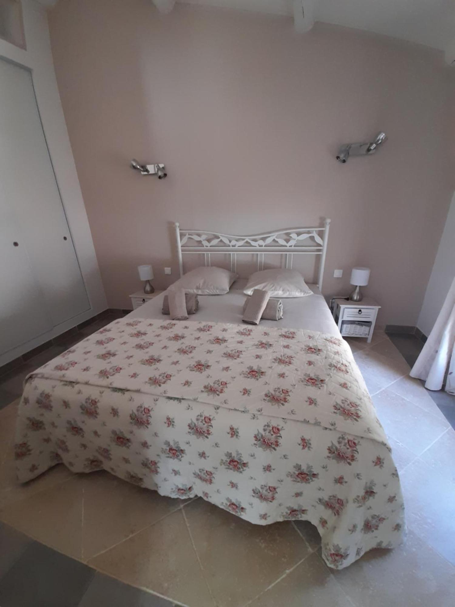 Villa Le Bosquet En Luberon. Menerbes Bagian luar foto